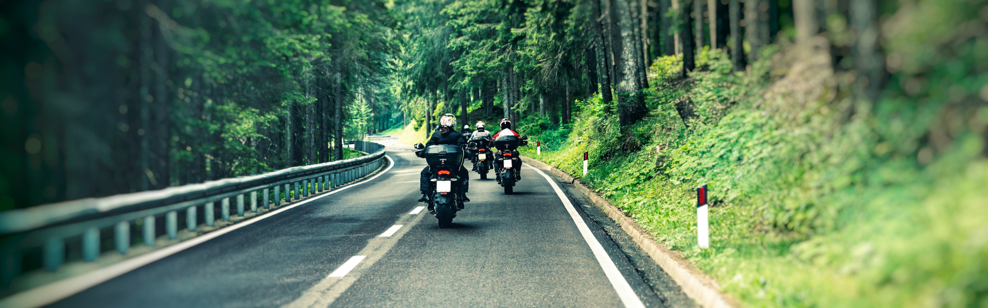 Motociclista montando